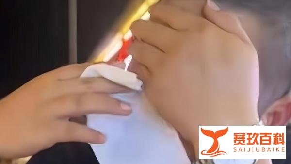 父亲送女儿外地上学哭成泪人，父爱如山，他的泪水让无数人动容