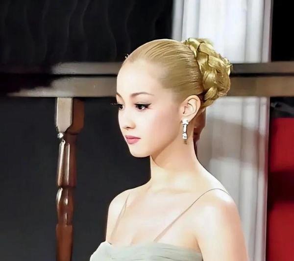 “一个月5次,超过50万一次!”“亚洲第一美人”的婚前协议,让人叹为观止