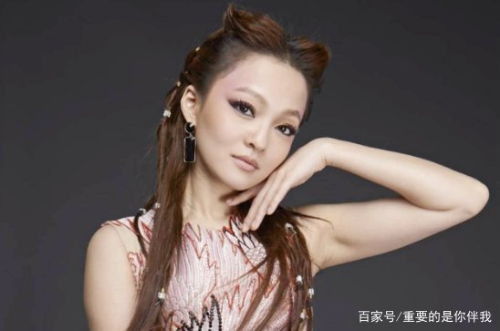 8年前，他骂哭张韶涵，给陶喆两次打0分，现在被打脸沦落成啥样了？