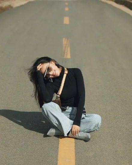 女明星路中央摆拍发微博，交警喊话