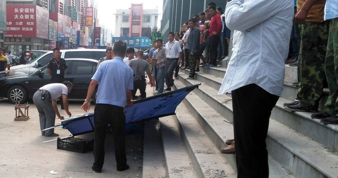 广东东莞一男子坠楼砸中快递员均死亡，无辜路人被砸死该谁来为此负责
