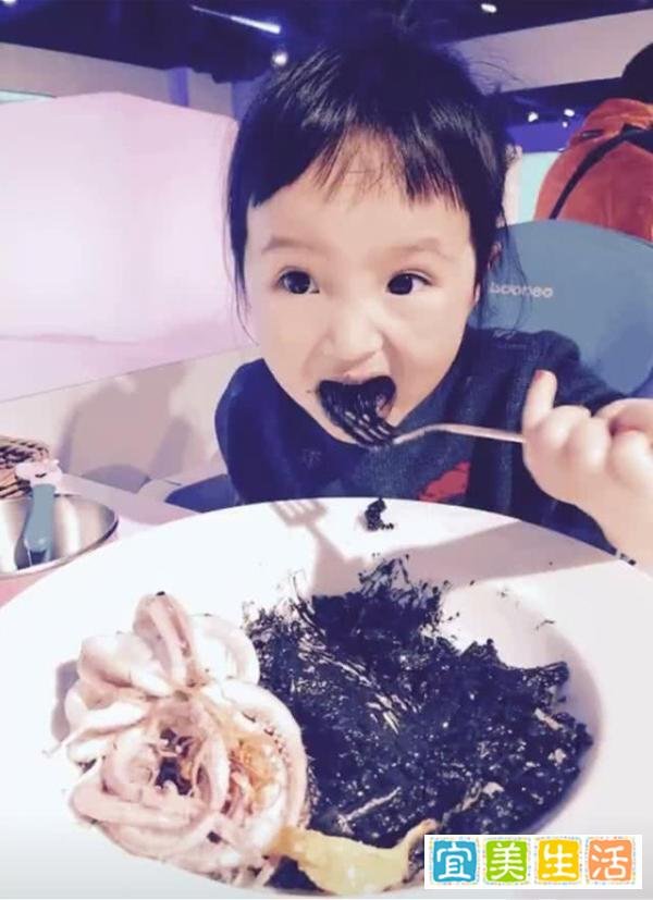 欧弟老婆独自带女儿，女儿越长越像周迅，热衷吃墨鱼汁，表情搞怪