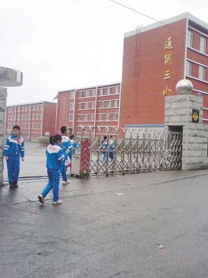 江苏一小学3名六年级女生坠楼,造成这一悲剧的起因是什么?