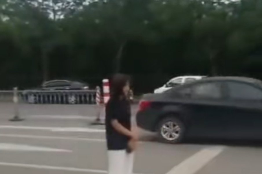 山东男女衣着暴露躺斑马线拍婚纱照！花式作死的他们为何如此奇葩？
