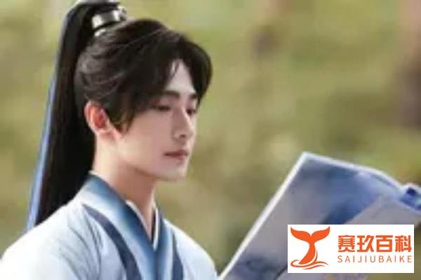 杨洋拄拐现身医院，旧伤复发引“粉丝心疼”!