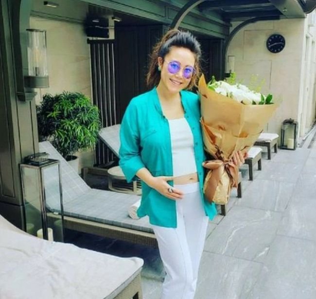 香港名媛抱5个月女儿自杀，为何会突然选择自杀？