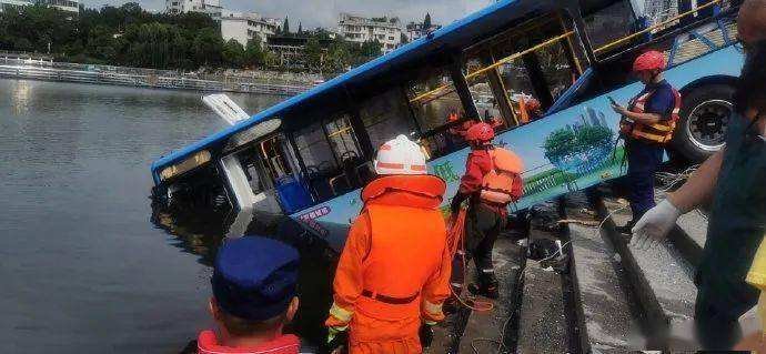 贵州公交坠湖是什么原因呢？