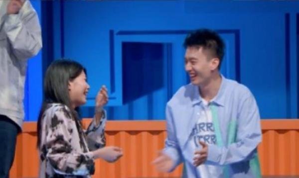 脱口秀大杨蒙恩现场求婚成功！又在不经意间秀恩爱，好特别