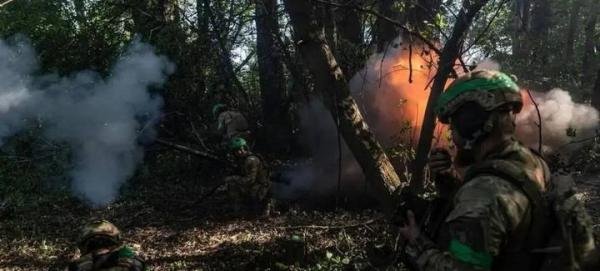 1.5吨温压弹，炸出2朵蘑菇云，血肉横飞，90名乌军集体阵亡