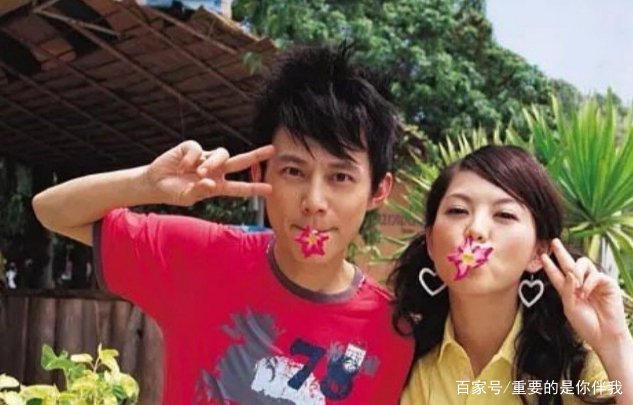 李湘晒与何炅23年前旧照，身材纤细修长，当初她是如何出圈的？