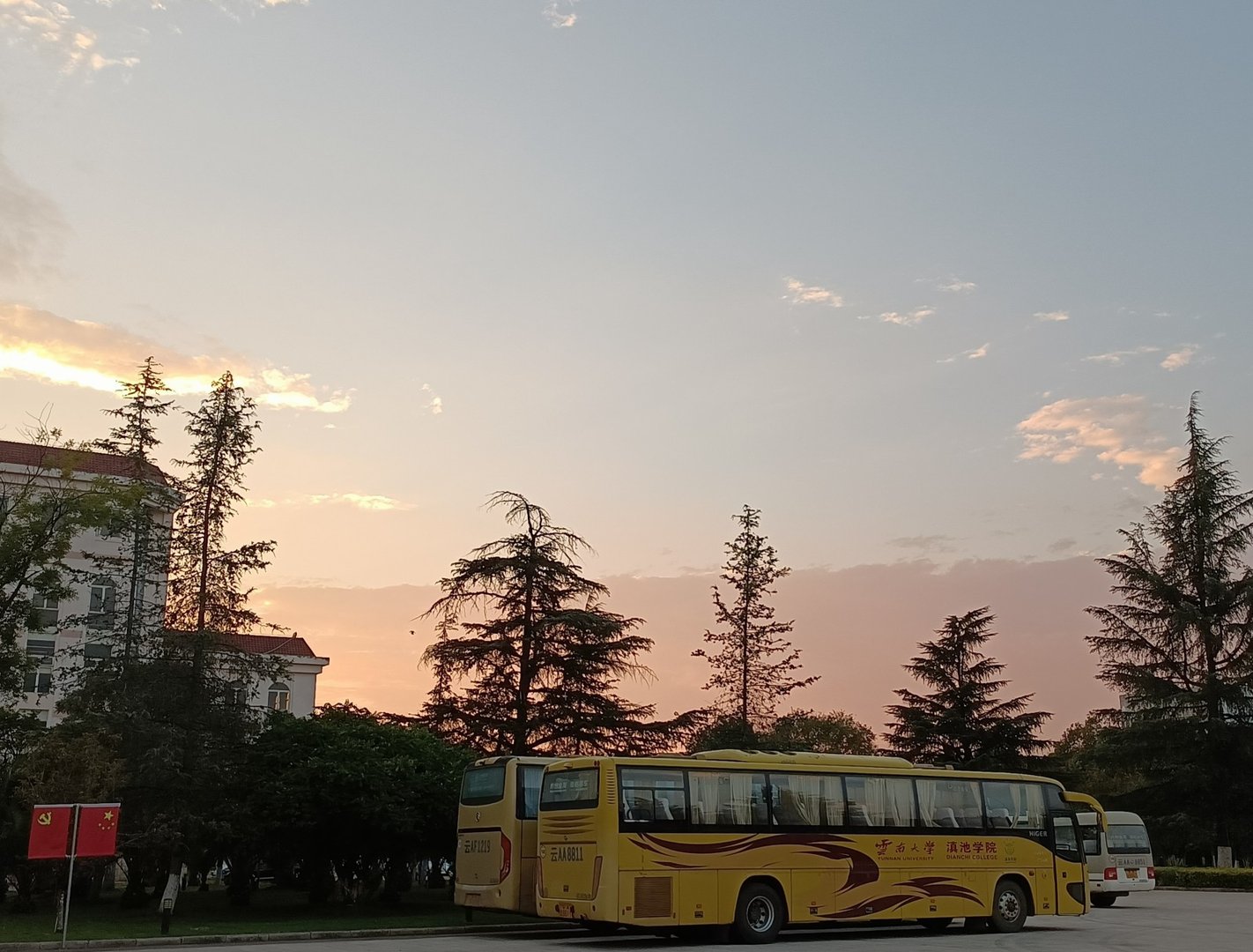 请问云南大学滇池学院怎么样?