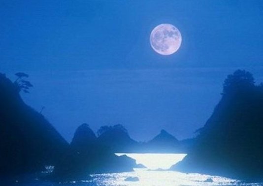 八月十五的月亮有什么特点？