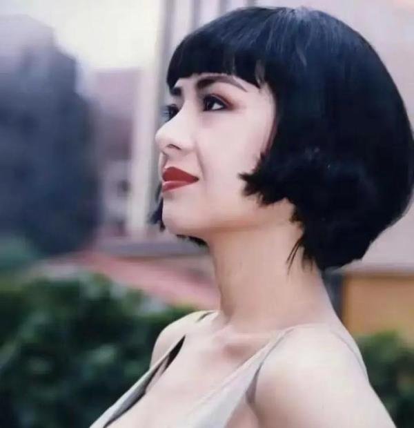 叶子楣节目中伸舌吸乒乓球！不愧是“乳霸”，身材成焦点？