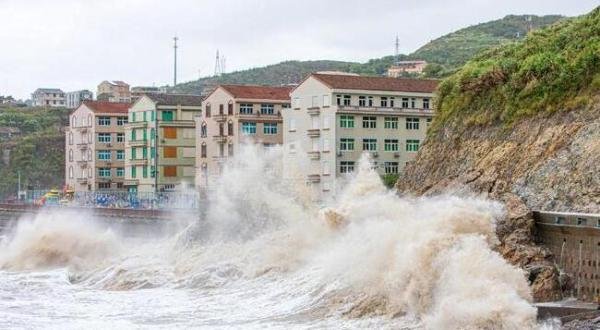 轩岚诺逼近 台州海岸边掀10米巨浪 这是咋情况？