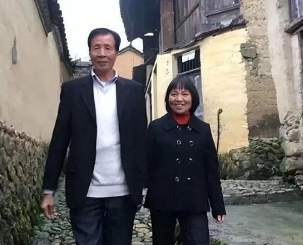 57岁亿万富豪姚南山，爱上农妇放弃产业进山，如今10年过去了，他后悔了吗？