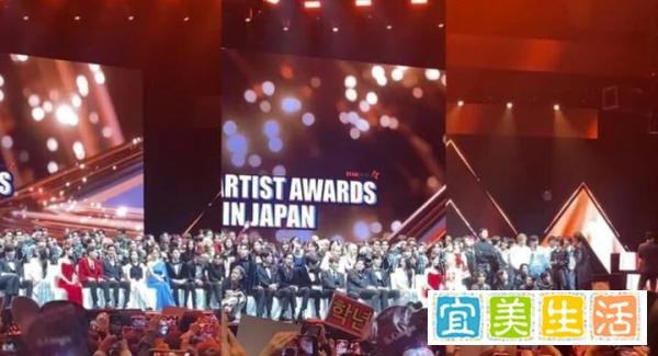 演员坐C位、爱豆靠边站？韩国AAA颁奖典礼集体照引争议