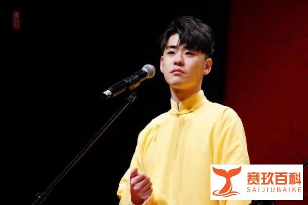 郭德纲外甥王九龙，和女友约会后在路边小便，吃零食还嗦手指