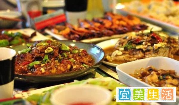 正月初四：迎灶神、“扔穷”、接五路
