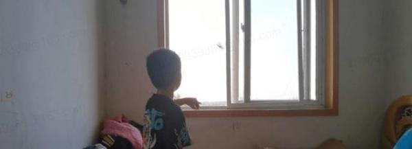 男童被锁家中5楼坠落奇迹生还 这是咋情况？