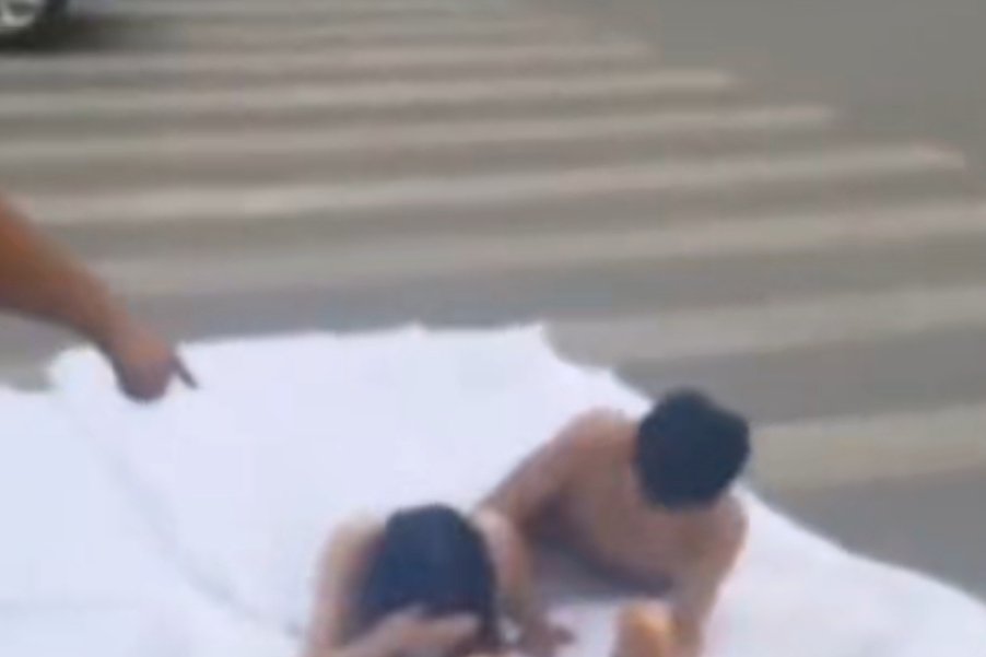 山东男女衣着暴露躺斑马线拍婚纱照！花式作死的他们为何如此奇葩？
