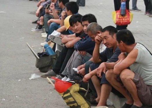 “进过方舱”的男子流浪街头，称自己为笑话！“阳过”为何成了“罪过”？