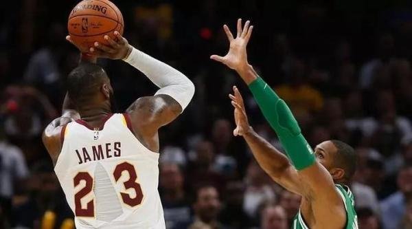 从阿迪手里抢走NBA赞助的耐克，揭幕战就被“撕”惨了