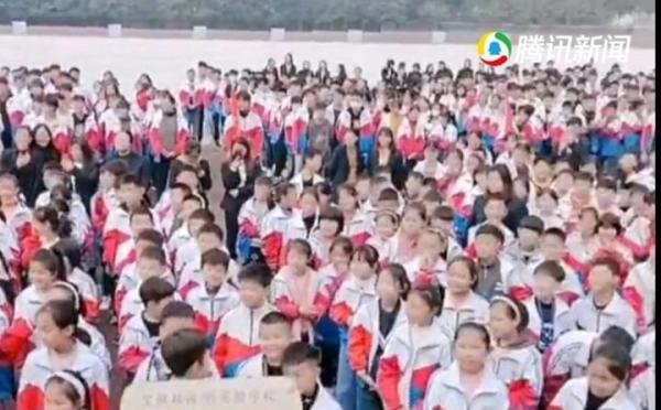 河南校方回应学生当众将手机丢水桶 事件,称家长十分支持