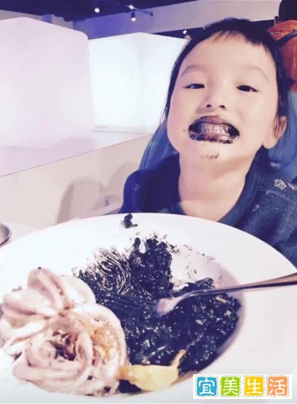 欧弟老婆独自带女儿，女儿越长越像周迅，热衷吃墨鱼汁，表情搞怪