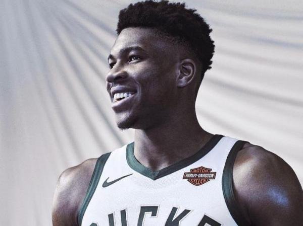 凤凰体育：NBA史上最大合同！字母哥续约雄鹿5年2.28亿美元！