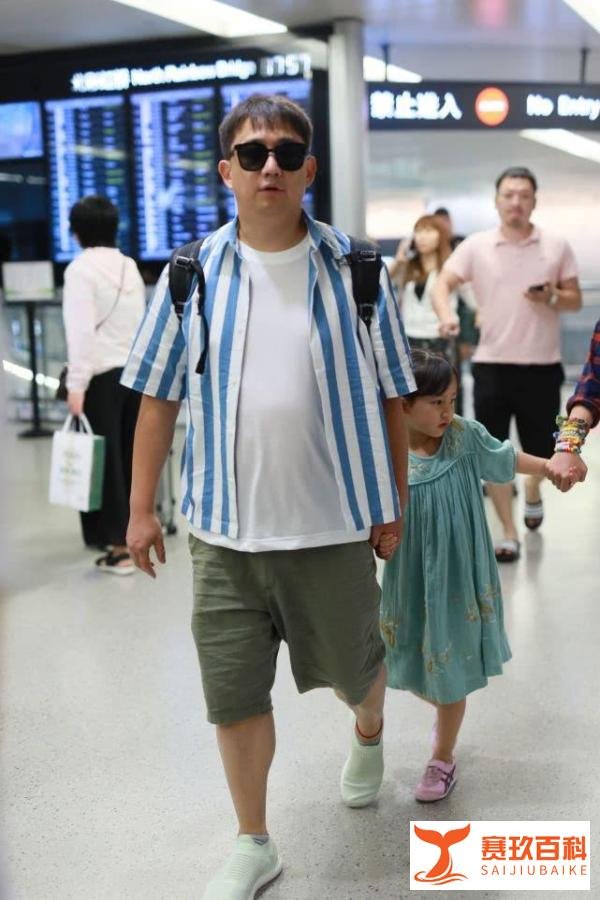 黄磊带女儿走机场，多多格子衫配蝎子辫很时髦，多妹穿蓝裙好呆萌
