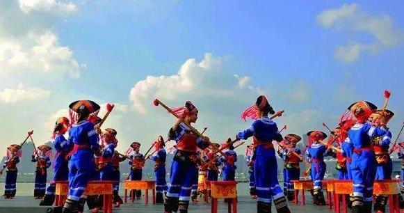 南宁千名学生齐跳扁担舞，这么做有哪些好处？