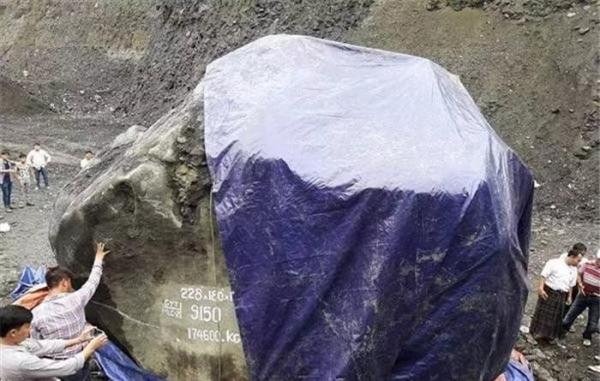 缅甸挖出一块200吨石头，价值不可估计！