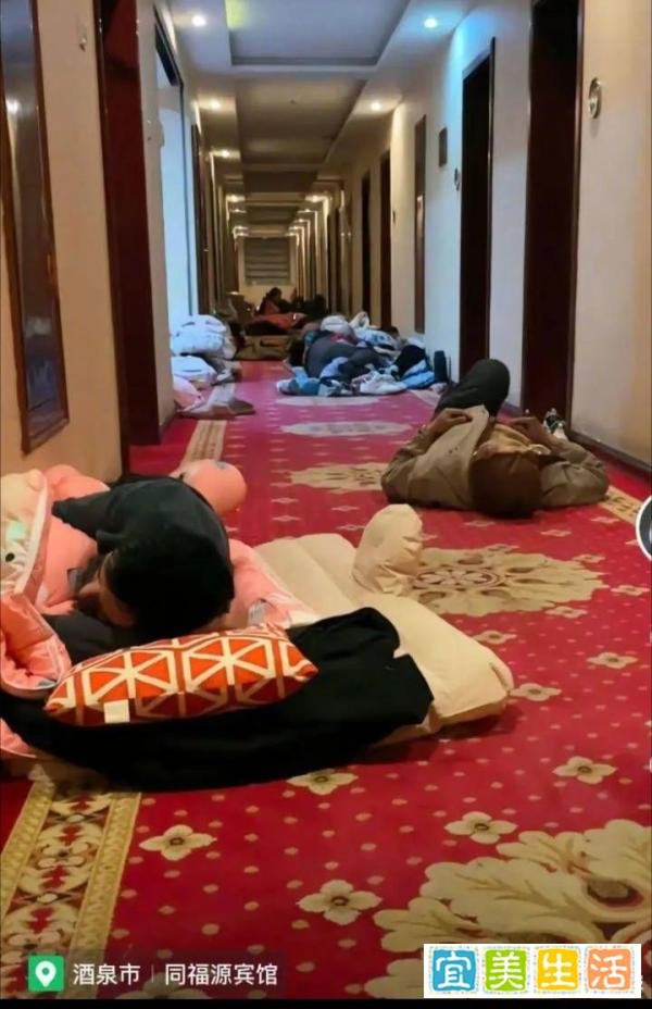 5万人小县倾城接待 2万多游客滞留