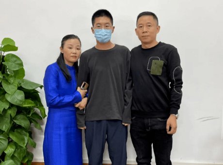 孙卓姐姐再发声:童年遭遇像“癌症“,母亲曾想砍掉自己的手,怎么回事?