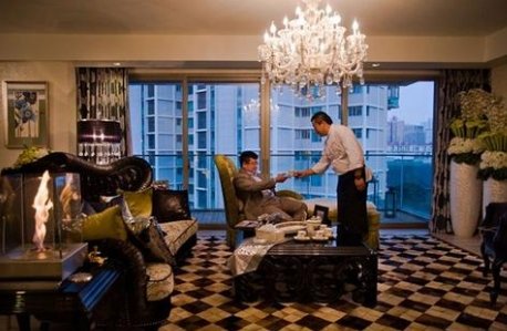赌王女儿何超莲晒1000万游艇，有钱人的世界是啥样的？