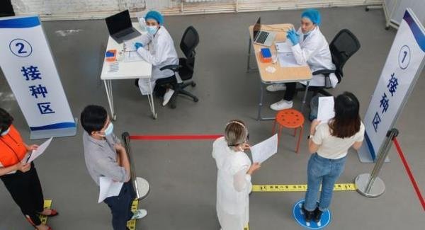 老人送医生钻石被拒后又送翡翠戒指，医生感动不已