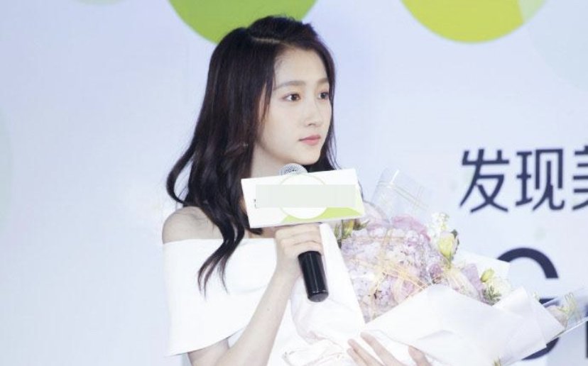 关晓彤吐槽自己的照片像微信开屏，这是不是凡尔赛？