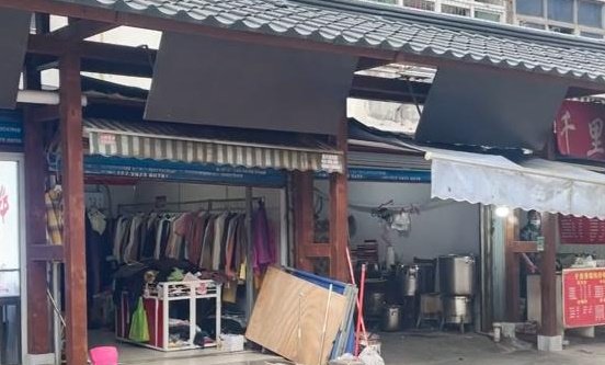 商业街改造门头黑底白字被指不吉利,商铺招牌是否没必要统一样式?