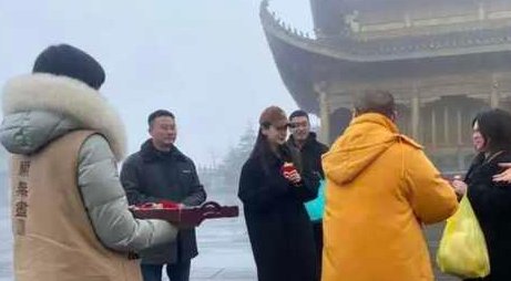 网友在峨眉山偶遇Angelababy，baby在平时的生活是什么样的？