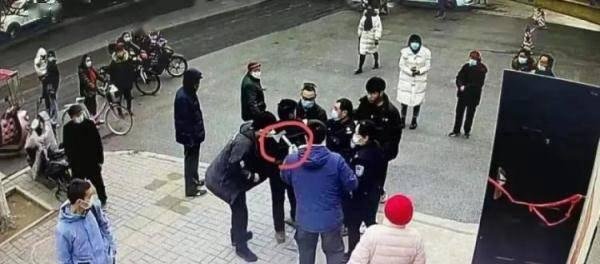 男子身藏斧头与妻子法院门口争执 这是咋情况?