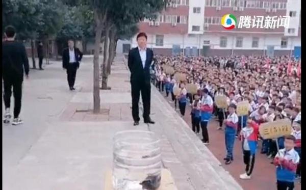 河南校方回应学生当众将手机丢水桶 事件,称家长十分支持