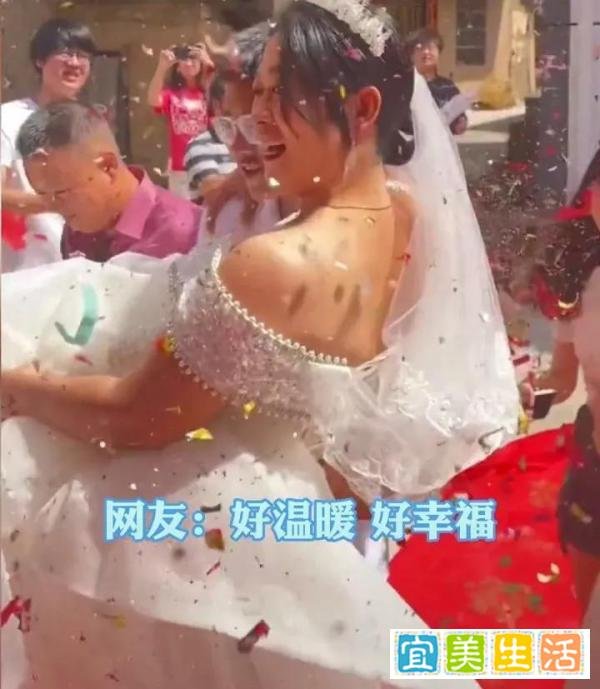 浙江38岁新娘再婚，14岁儿子抱着她出嫁，真是幸福温暖的画面