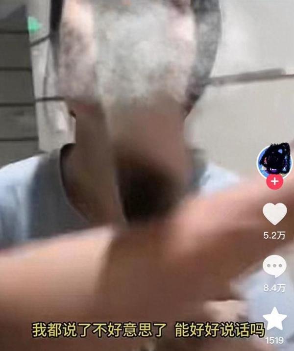 因送餐超时，广州一女子持菜刀逼外卖小哥道歉，还咆哮让其“滚”