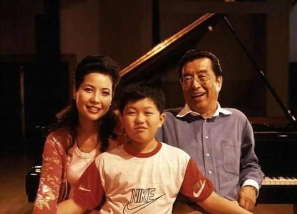 80岁李双江前妻私照曝光，原来是大名鼎鼎的她，比梦鸽名气还大