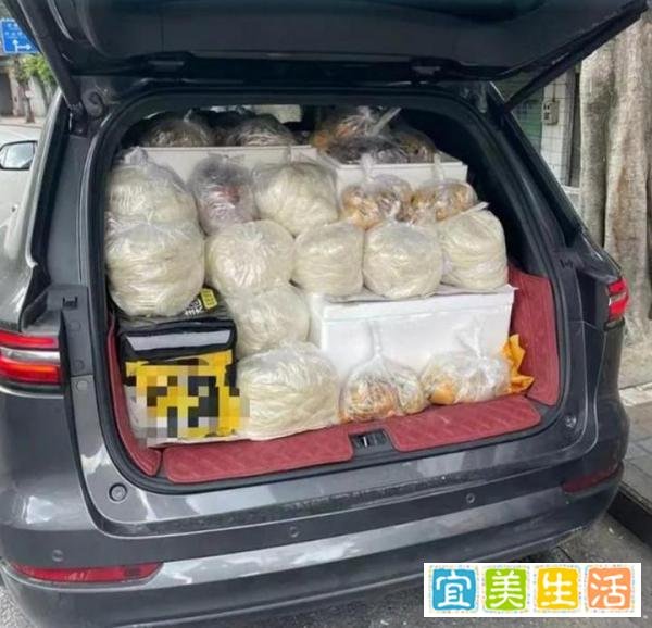 游客打包242碗柳州螺蛳粉，开车7小时带回广东！