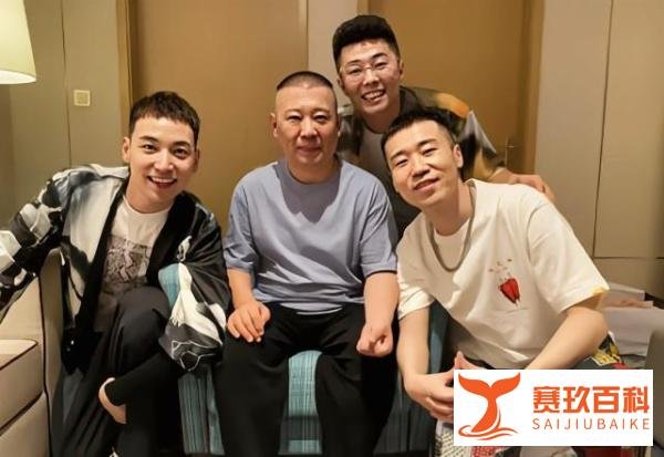 郭德纲外甥王九龙，和女友约会后在路边小便，吃零食还嗦手指