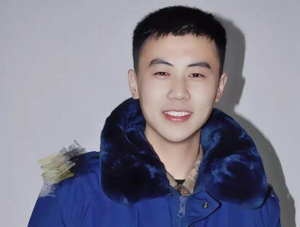 90后小伙喜提“小棉袄”，半年变化大被认成爷爷，网友:挺秃然的