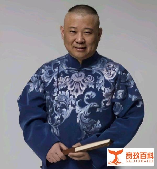 郭德纲外甥王九龙，和女友约会后在路边小便，吃零食还嗦手指