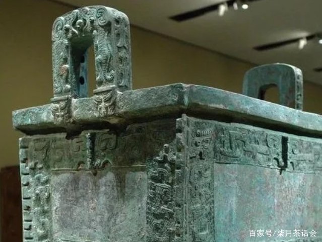 河南出土的商代文物“司母戊鼎”是用哪种材料制成的？