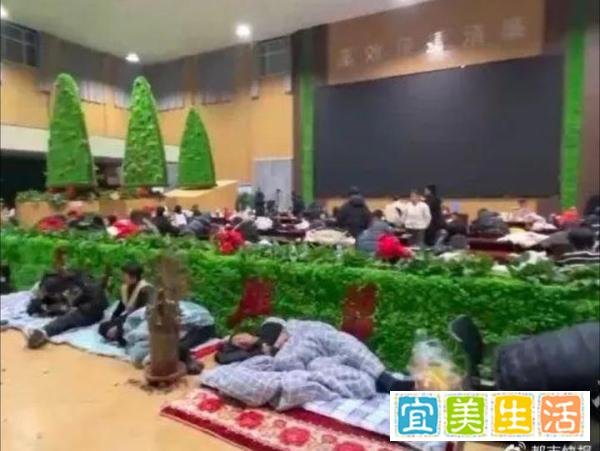 5万人小县倾城接待 2万多游客滞留
